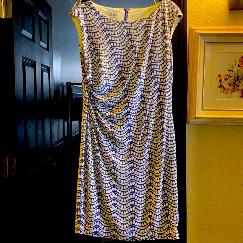Flattering giving dress w deep purple and white swirl design